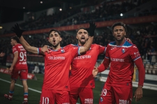 GALOS VENCEM NOVO DERBY E SOBEM AO QUARTO