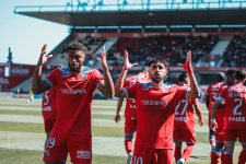 Varela bisou em triunfo dos Galos